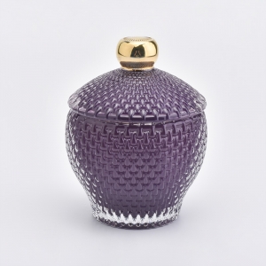 Neregulāras formas stikla sveču turētājs ar vāciņu, kurā iespiesta violeta krāsa