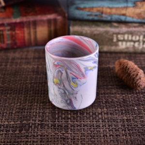 Un bougie en céramique avec des motifs colorés