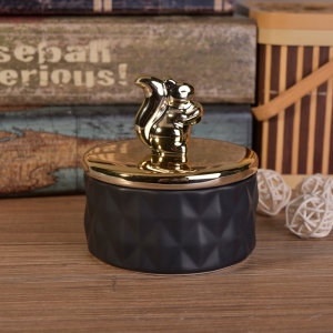 Recipiente din ceramică neagră mată, cu capac de aur pentru animale