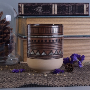 Metāla apdare ar rokām izgatavota keramikas sveču turētāja ar ģeometrisku krāsu