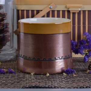 Prázdne keramické svietniky s kovovým glazovaním pre domácu dekoráciu