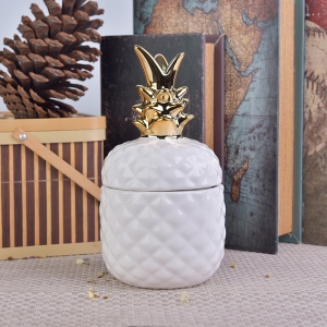 vaso in ceramica a forma di ananas con top dorato smaltato bianco