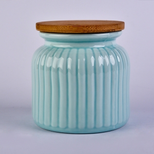 růžová keramická nádoba na svíčky s dřevěným víkem ve tvaru dýně