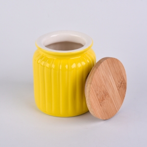 Wadah keramik labu kuning dengan tutup kayu