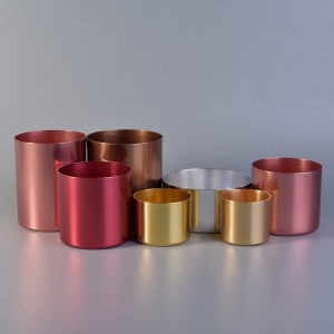 Des porte-bougies en métal de couleurs différentes