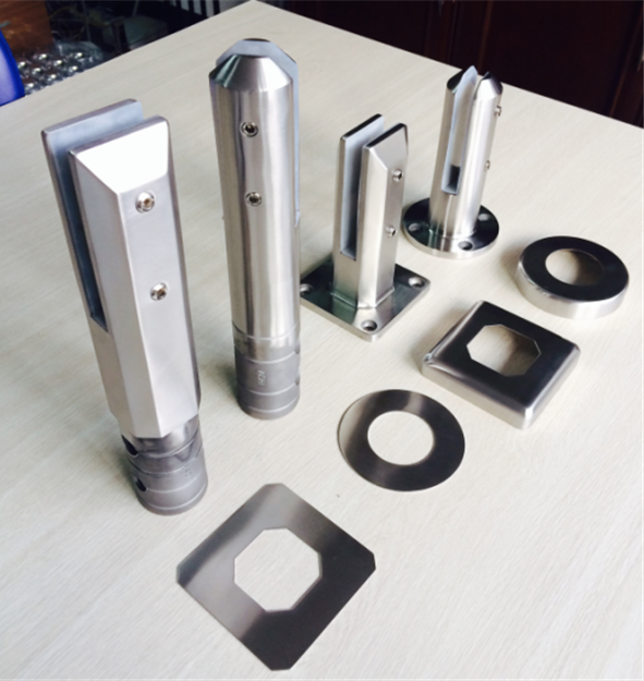 Cina Produttore Balcone Ringhiera Piscina Recinzione Design Core Drilled Square Frameless Glass Spigot