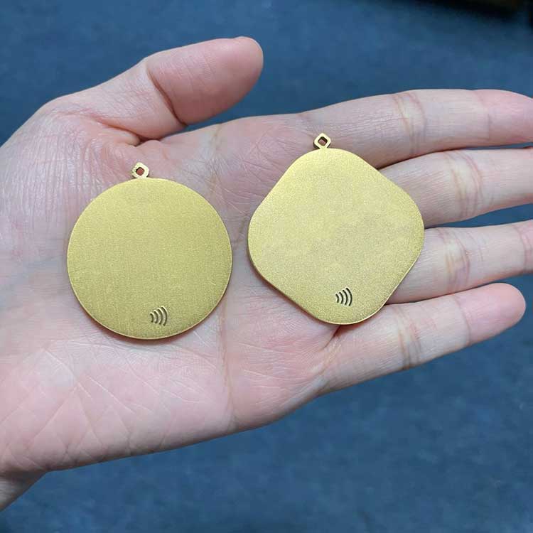 Kundenspezifischer NFC-Schlüsselanhänger aus goldfarbenem Metall NTAG213 Hersteller von goldfarbenen Metallschlüsselanhängern