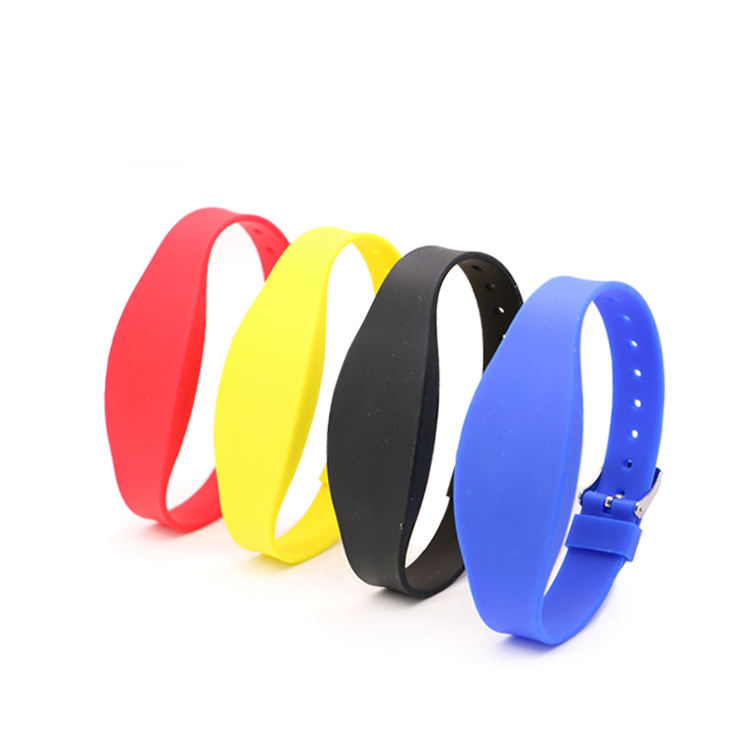Free Sample 13.56MHz NTAG213 Writable Waterproof Passive NFC Bracelet RFID Silicone Wristband
