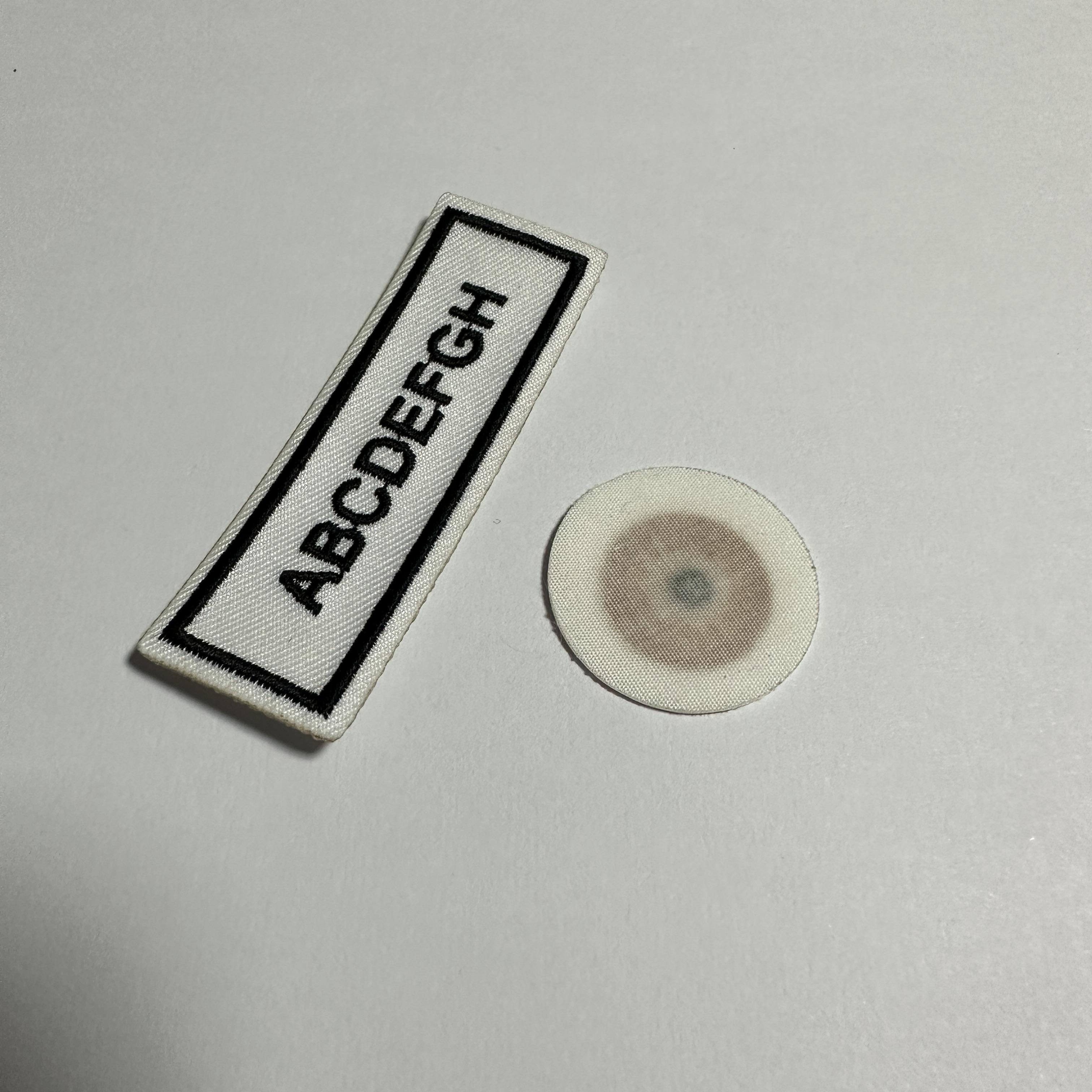 アイロンがけ衣類 NFC 衣類タグ刺繍 NFC バッジ ラベル パッチ 洗える NTAG424 DNA 縫い付け織 NFC ラベル