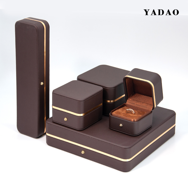 yadao pronto per la spedizione cofanetto per gioielli set scatola stock in scatola di design ad angolo tondo di colore marrone con decorazione a scatto