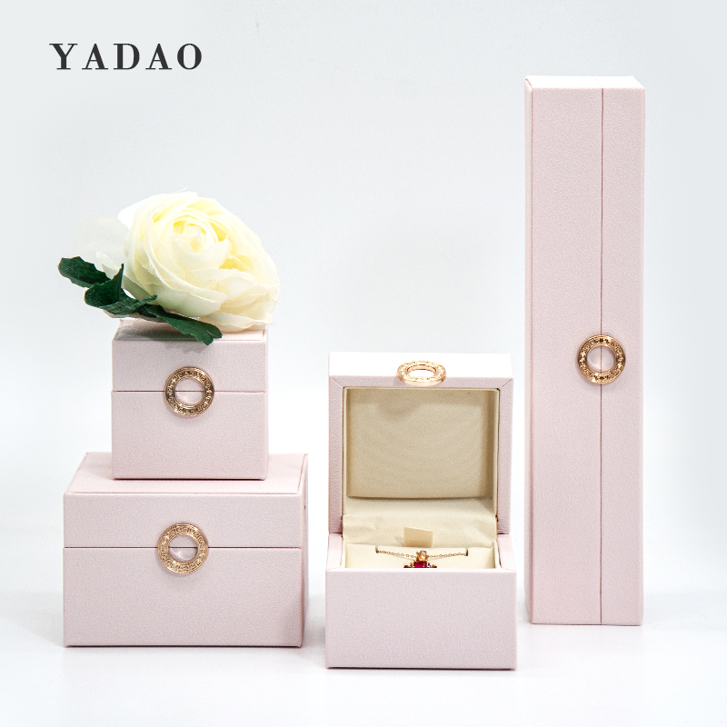 Boîte à bijoux rose bébé boîte en cuir pu de luxe avec anneau décoré
