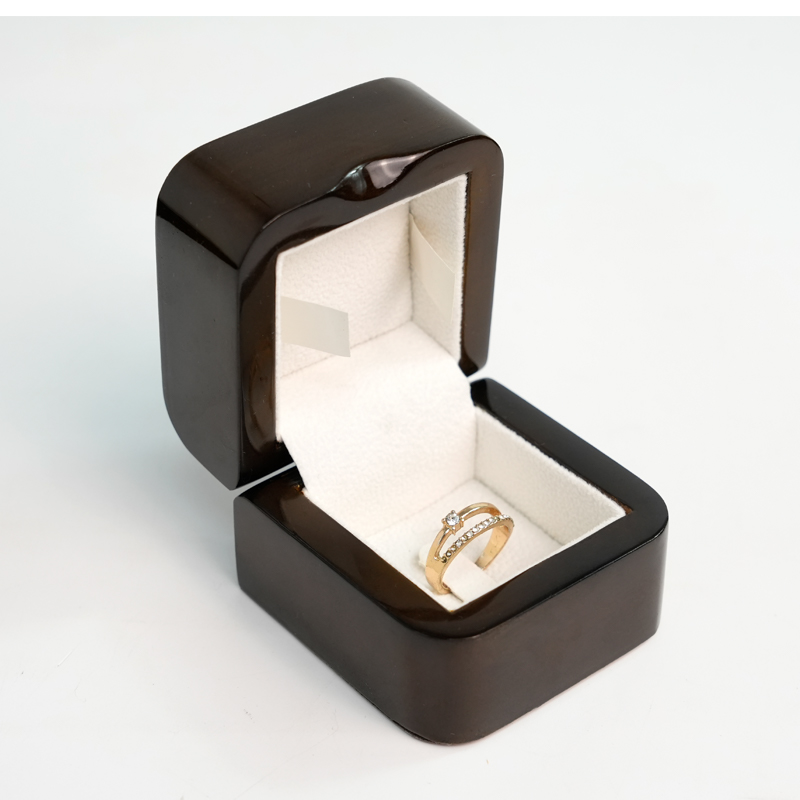 กล่องแสดงบรรจุภัณฑ์แหวนไม้คุณภาพสูงมันวาวเครื่องประดับเพชรตามแบรนด์แฟชั่นชั้นดี