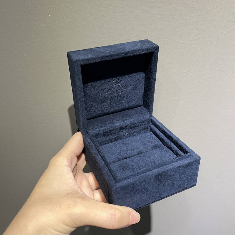 Confezione regalo con anello di diamanti in scatola di legno ricoperta di velluto blu navy