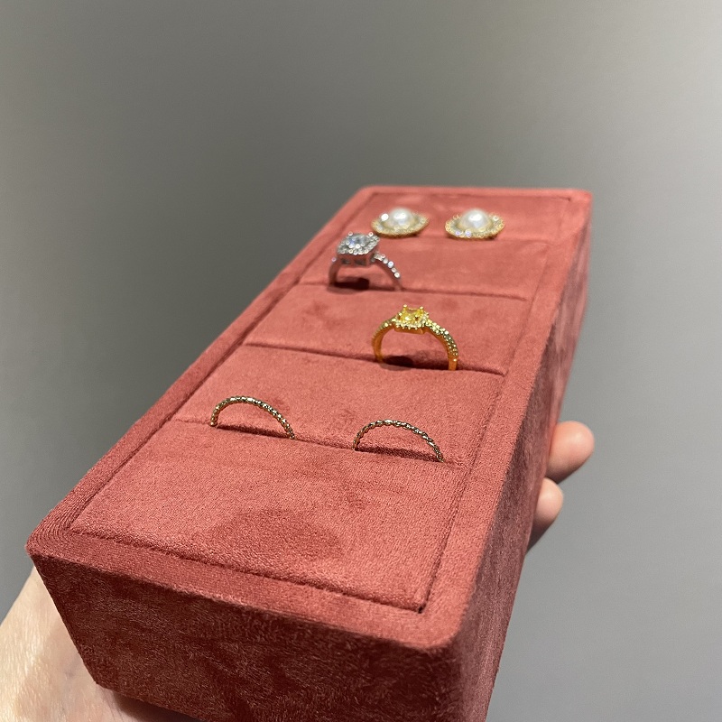 stohovatelná dřevěná podložka na vystavení šperků podnos s měkkým slotem na vystavování prstenů náušnice na šperky