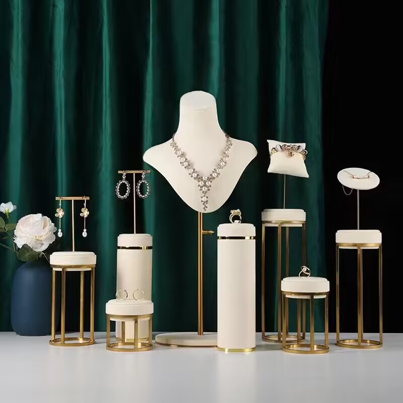 Conjunto de exibição de joias populares, venda quente em estoque, janela de exibição de joias em microfibra colorida biege personalizada