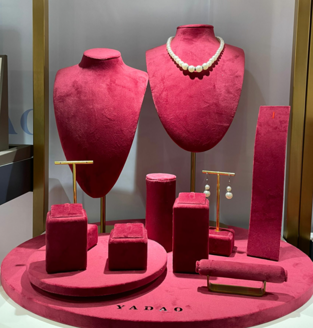 Nuevo diseño de terciopelo de color rosa frambuesa, elementos metálicos táctiles de alta gama, pegatina con logo, conjunto de accesorios de exhibición para joyería