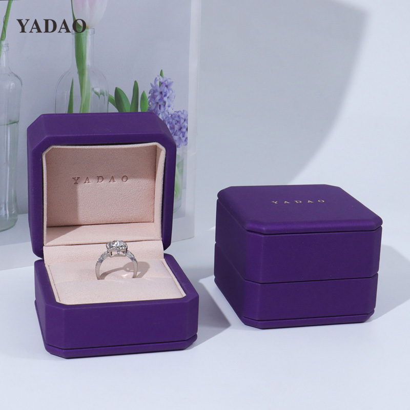 Luxusní designová šperkovnice 2024 v královské fialové barvě
