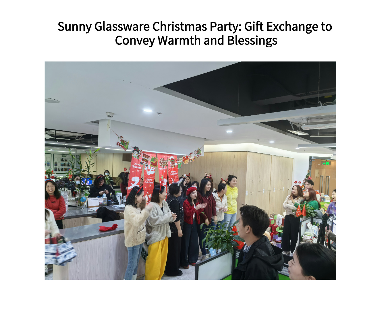 Sunny Glassware Christmas Party: Gift Exchange to Convey Warmth and Blessings