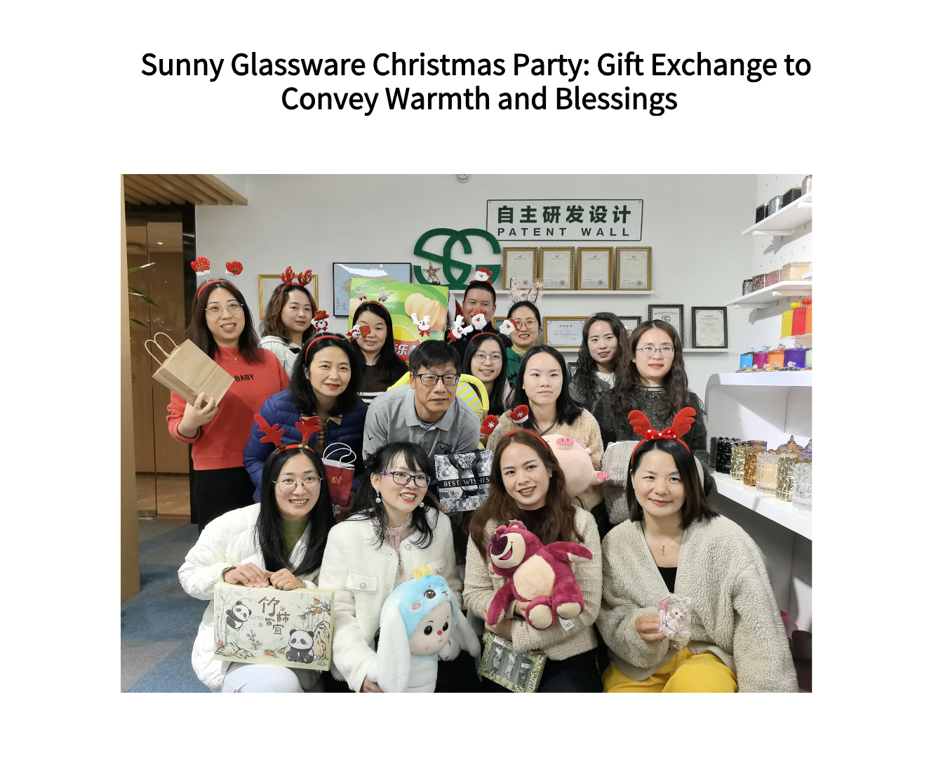 Sunny Glassware Christmas Party: Gift Exchange to Convey Warmth and Blessings