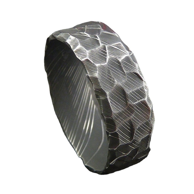 Anneau de mariage en acier Damas noir martelé de 8 mm pour homme unique Fournisseur de la Chine