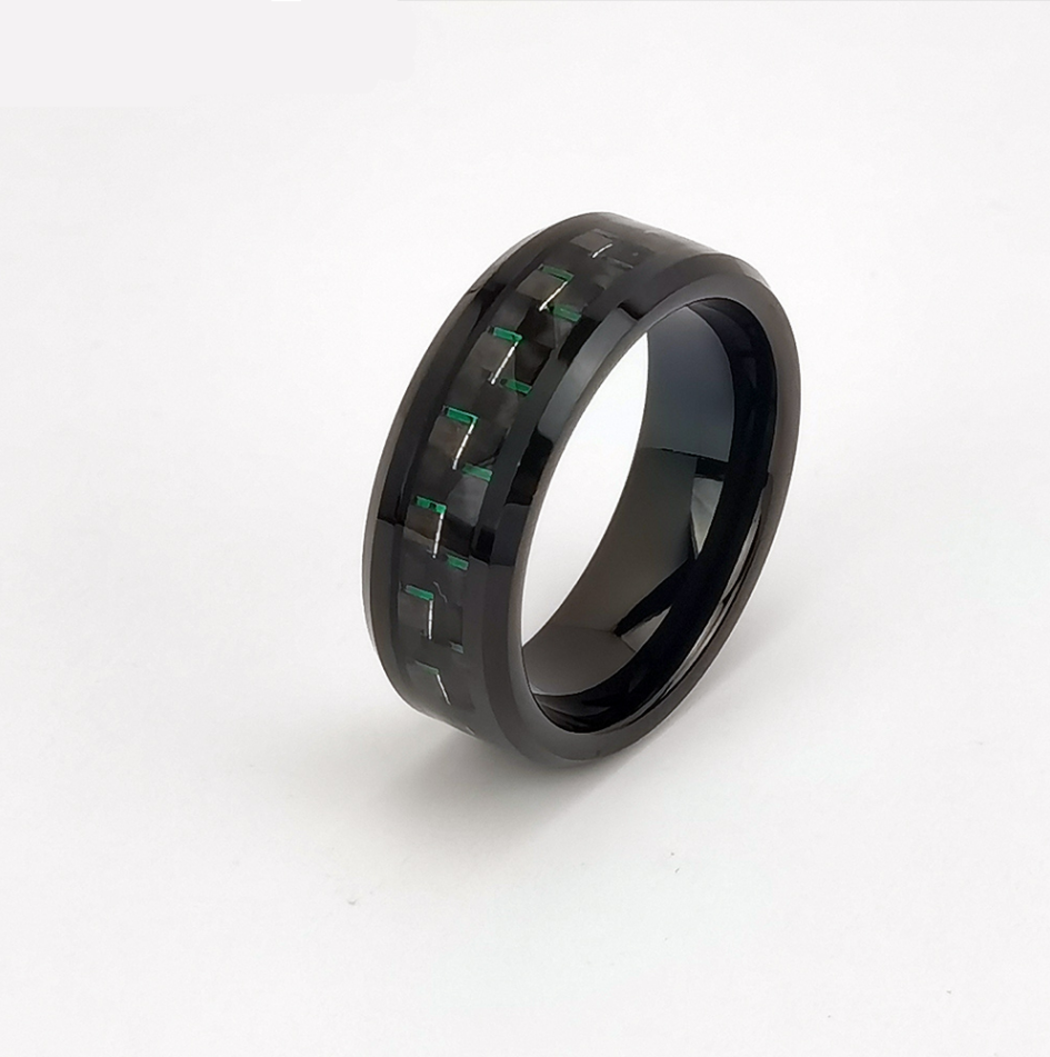Wolframring auf Lager Beliebter 8 mm hochglanzpolierter schwarzer Überzug für Herren mit flachen abgeschrägten Kanten Wolframkarbidring mit schwarzer und grüner Kohlefasereinlage China Hersteller