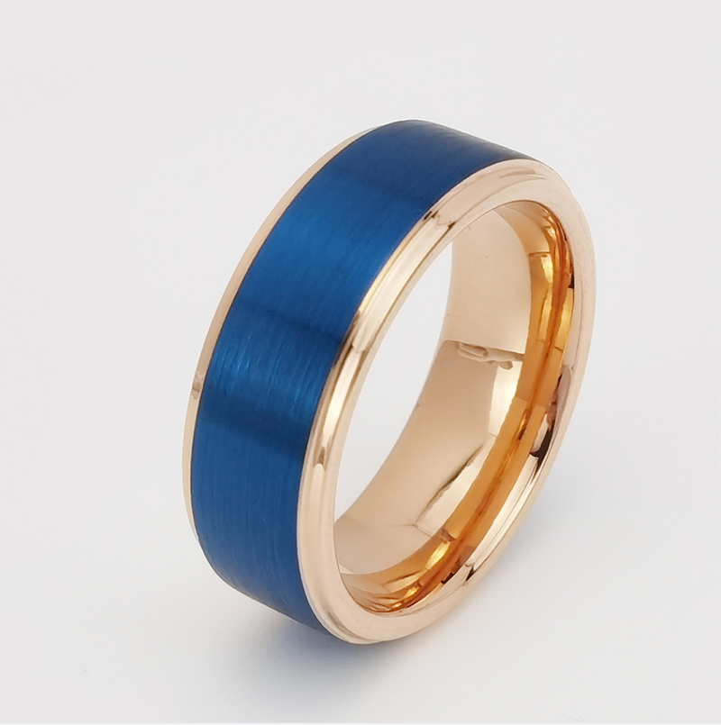 Chine Anneau de tungstène en stock populaire 8 mm haut poli et brossé bords plats et étagés Anneau en carbure de tungstène bleu et or Fabricants