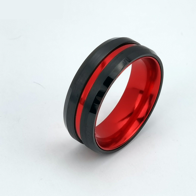 Chine Anneau de tungstène en stock Populaire 8 mm de haut poli et brossé Bords plats et biseautés Carbure de tungstène noir et anneau en aluminium rouge Fabricants