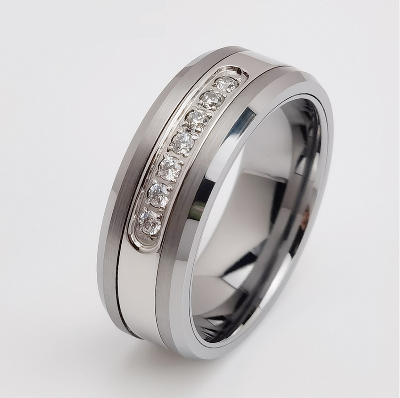 Anello di tungsteno in stock Popolare Anello in carburo di tungsteno con bordi piatti e smussati da 8 mm lucido e spazzolato con 7 pietre CZ bianche Produttore cinese