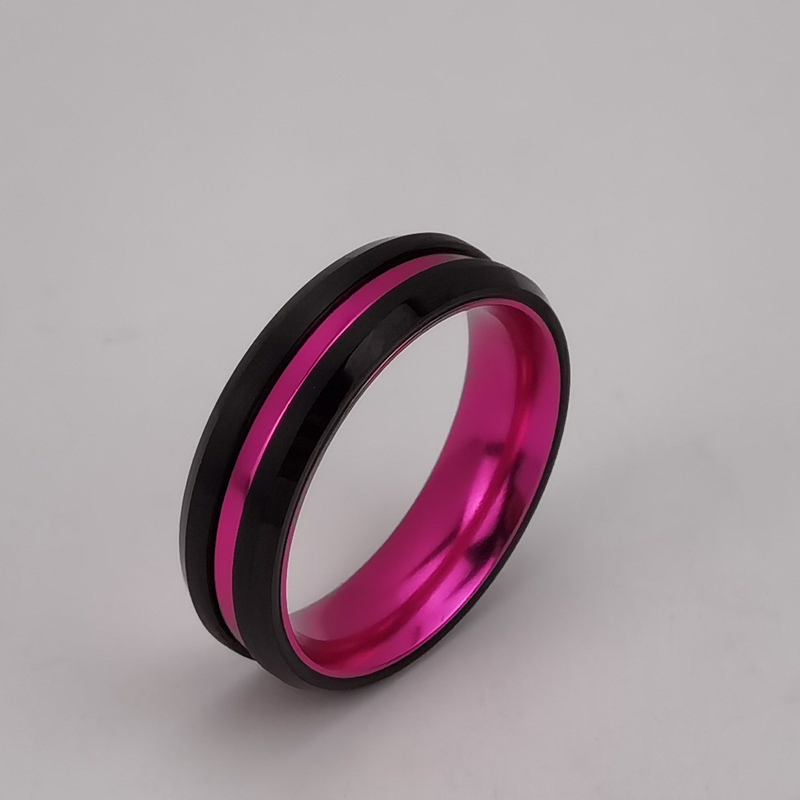 Chine Anneau de tungstène en stock Populaire 8 mm de haut poli et brossé Bords plats et biseautés Carbure de tungstène noir et anneau en aluminium violet Fabricants