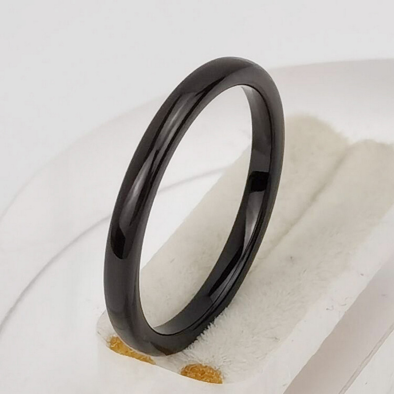 Wolframring auf Lager Beliebter 2 mm gewölbter schwarzer Wolframkarbidring Herren Eheringe China Hersteller