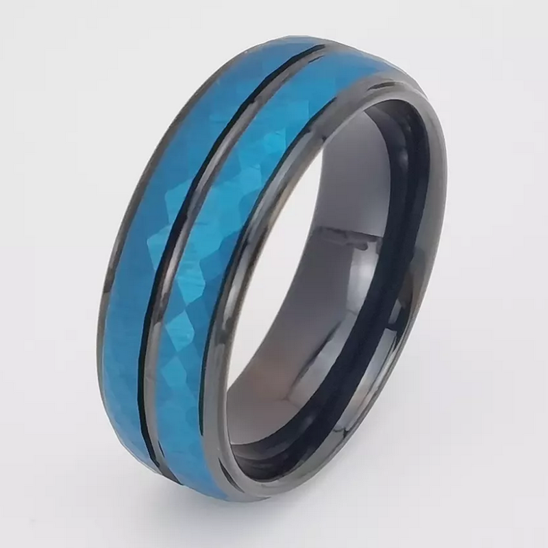 Chine Bague en tungstène en stock Bandes de mariage en tungstène bicolores bombées et martelées de haute qualité et abordables Bague en carbure de tungstène noir et bleu Fabricants