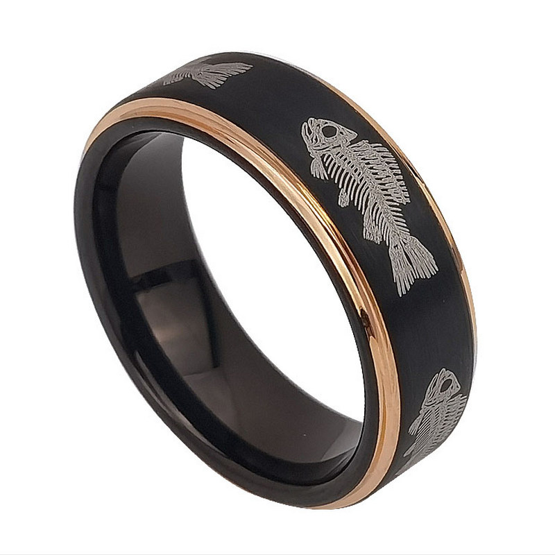 Chine Bague en tungstène en stock Motif de poisson de haute qualité et abordable gravé Alliances en tungstène à deux tons Bague en carbure de tungstène noir brossé avec bords en or rose Fabricants