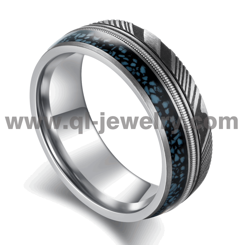 Chine Alliances en acier de Damas abordables et uniques Bague en acier et tungstène de Damas avec incrustation de turquoise et de cordes de guitare Fabricants