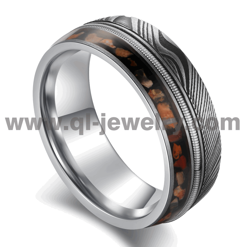Chine Alliances en acier de Damas abordables et uniques Bague en acier et tungstène de Damas avec os de dinosaure et incrustation de cordes de guitare Fabricants