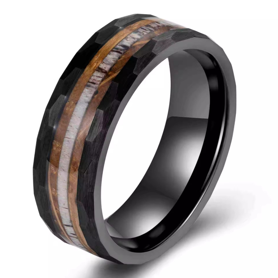 Anello in carburo di tungsteno da 8 mm di design più recente Anello in corno di cervo e botte di whisky Anello in tungsteno nero in legno con lati martellati Fornitore della Cina