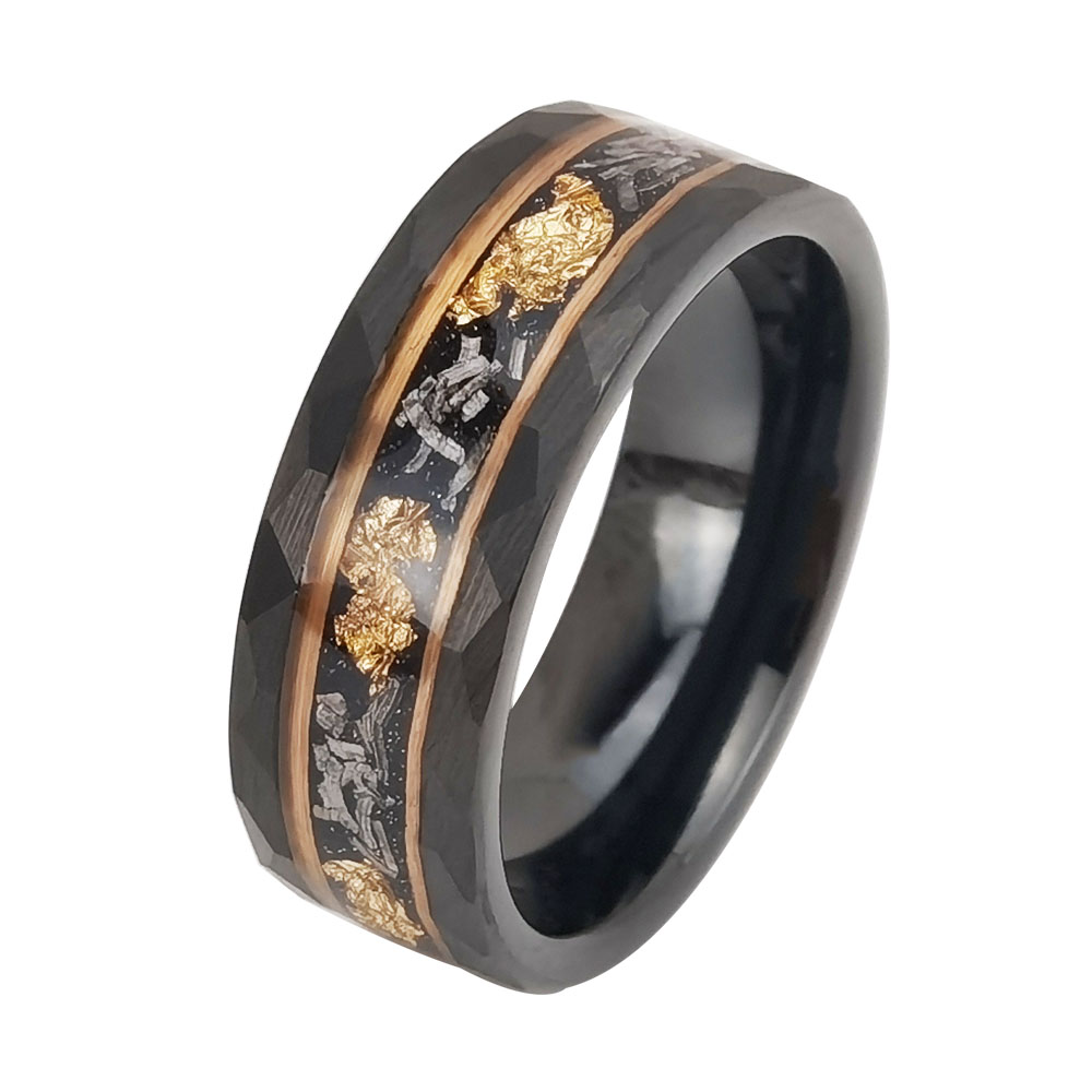 Un montón de alianzas de boda de tungsteno en stock Anillo de tungsteno con martillo negro y dorado con lámina de oro e incrustaciones de aluminio Proveedor de China
