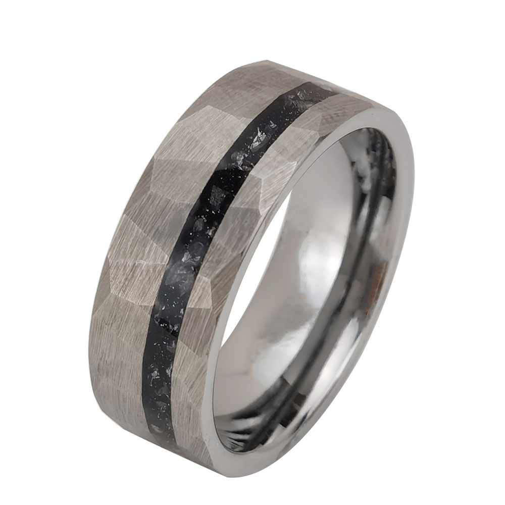 Un montón de alianzas de boda de tungsteno en stock Anillo de tungsteno martillado de plata con incrustaciones de hierro Proveedor de China