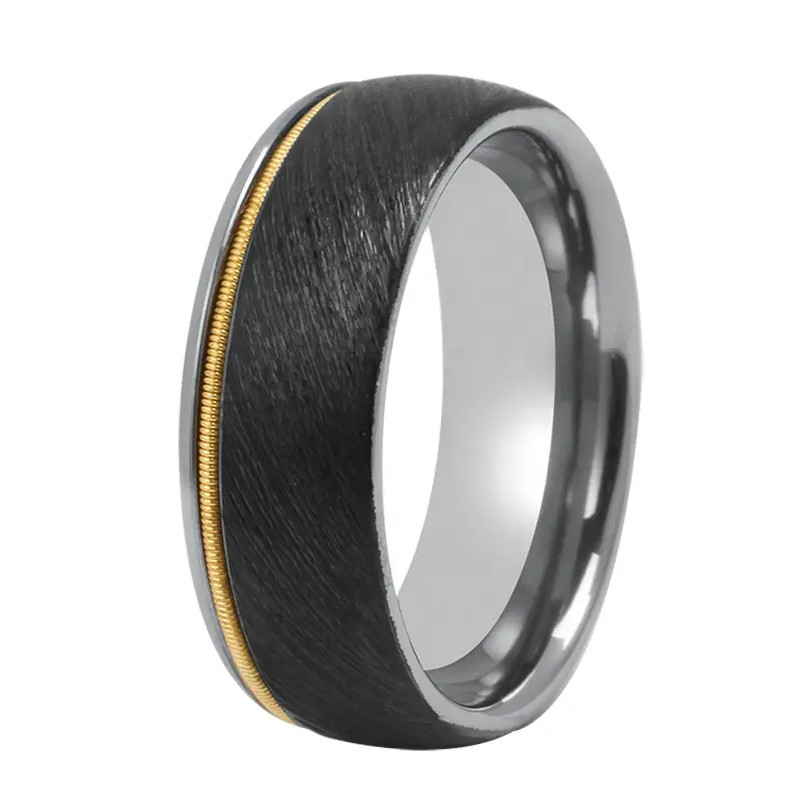 China Anillo de carburo de tungsteno chapado en negro cepillado con mezcla de dos tonos con incrustaciones de cuerdas de guitarra doradas Fabricantes