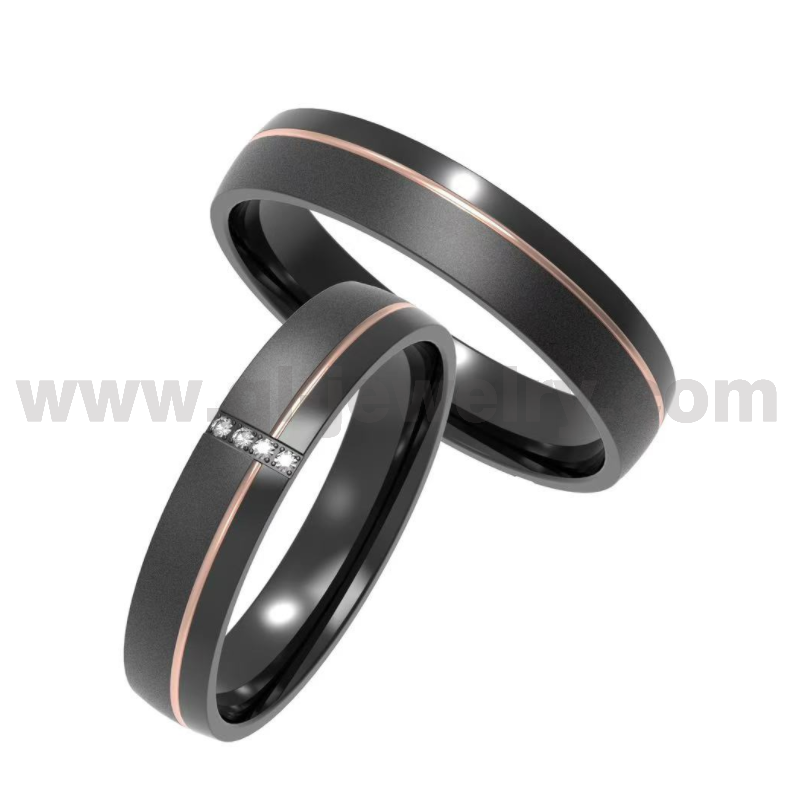 China Anillos de pareja de titanio negro Anillo de titanio negro pulido con chorro de arena de 5 mm con línea de oro rosa en el costado y 3 piedras CZ Fabricantes