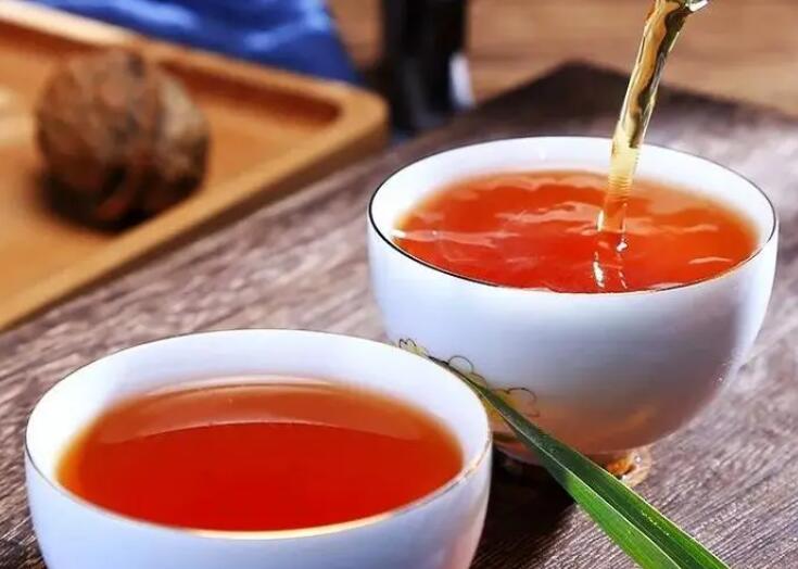 ¿Por qué el té negro sabe agrio después de prepararlo?