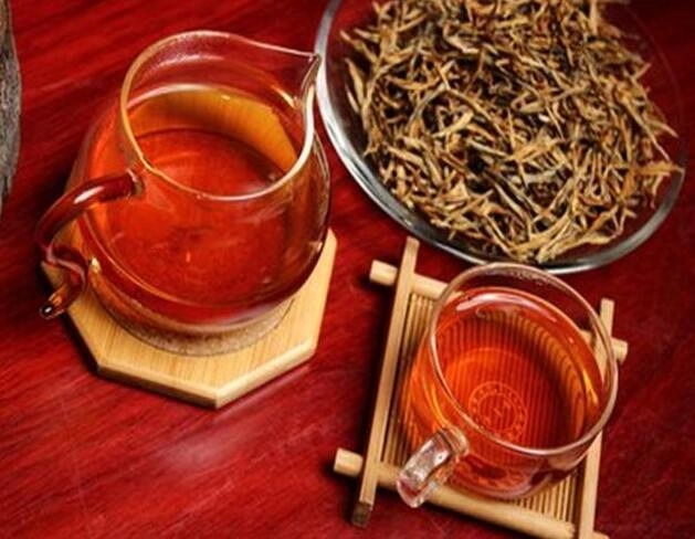 Китай Лучший период питья отличается между чаем пуэр и черным чаем производителя