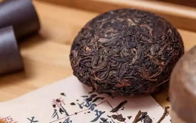 Различный вкус и настроение для питья между чаем пуэр и черным чаем