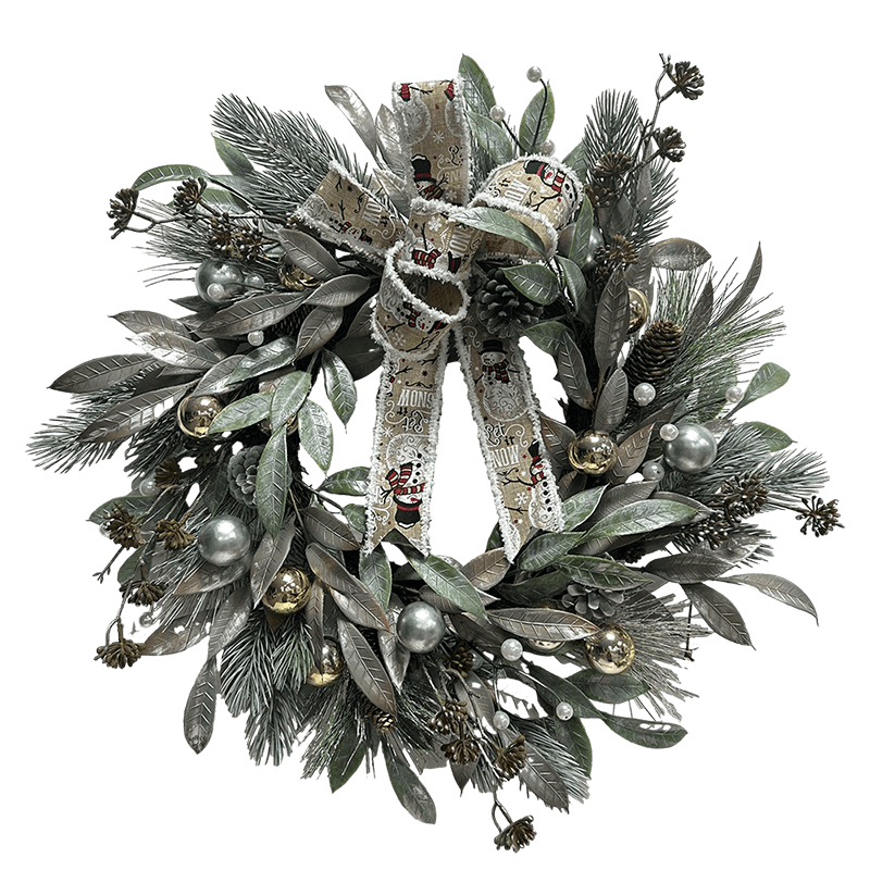 Senmasine Couronne de Noël argentée de 61 cm avec pommes de pin, feuilles artificielles, petites boules, nœud imprimé