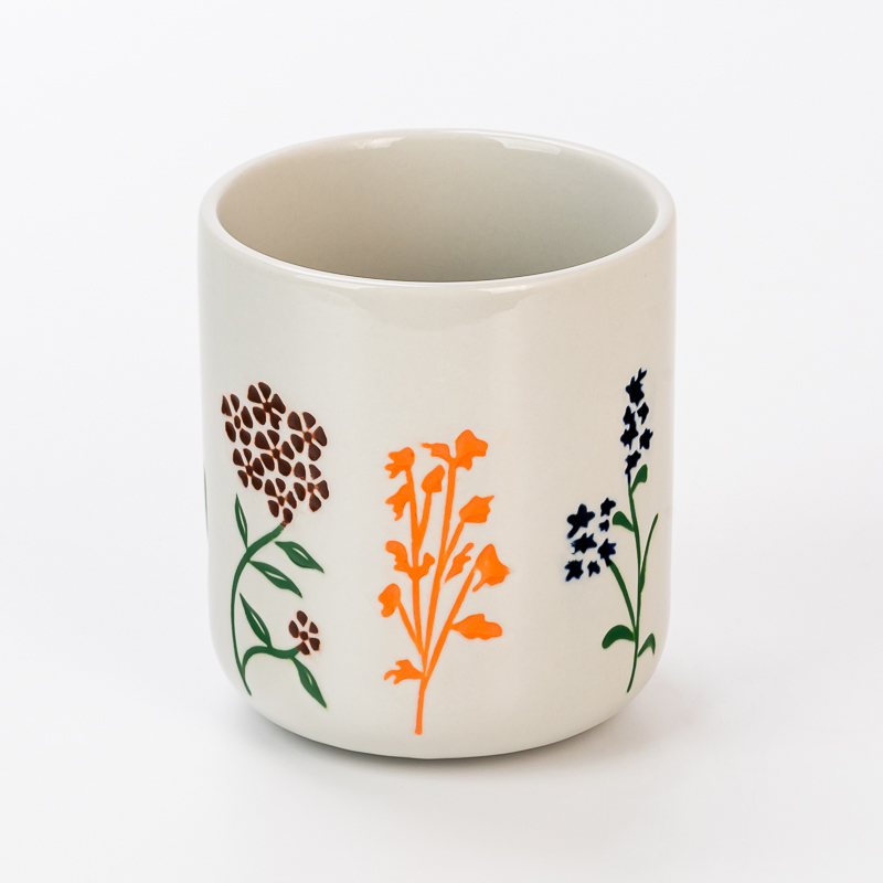 Błyszczący biały wytłoczony wzór z ceramicznymi pojemnikami na świece