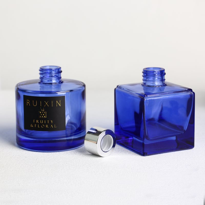 Quadratische Diffusorflaschen aus königsblauem Glas mit Etiketten und Kappen
