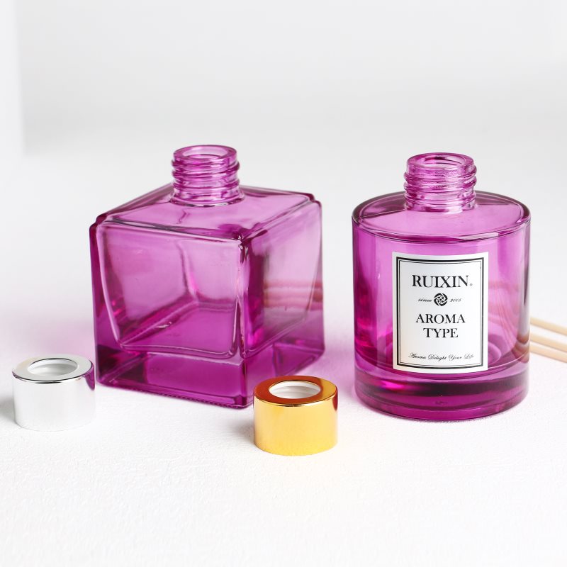 Bottiglie quadrate con diffusore viola con etichette, tappi e collo a vite