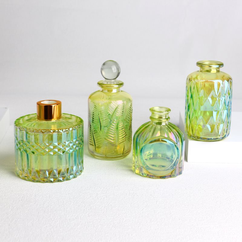 Botellas difusoras de vidrio verde redondas galvanizadas grabadas con tapas