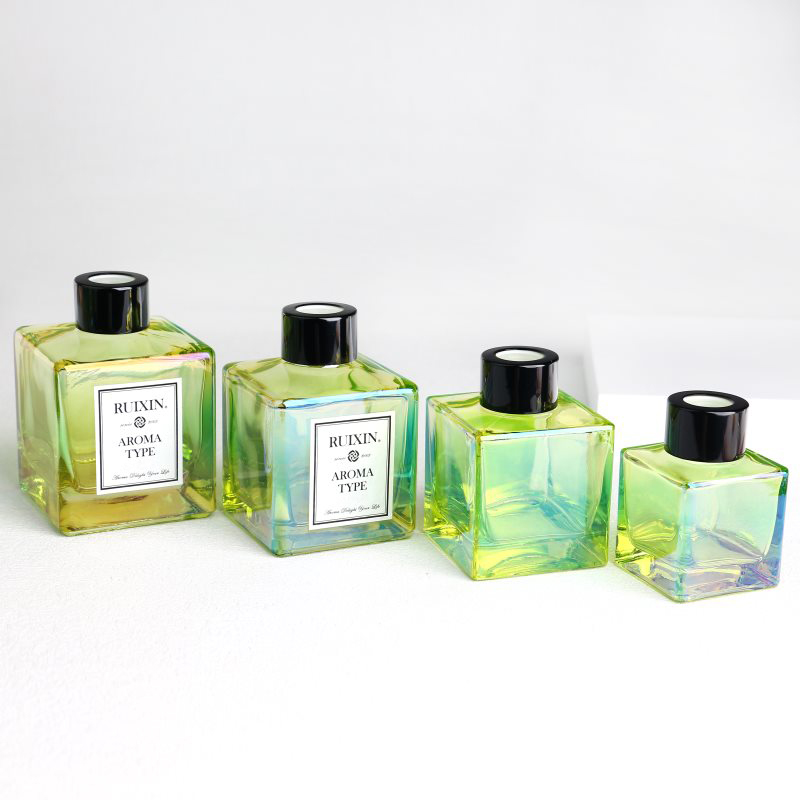 Botellas difusoras de vidrio verde cuadradas galvanizadas con etiquetas y tapas