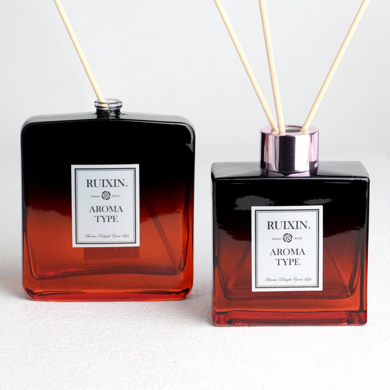 Botellas difusoras de vidrio cuadradas de color rojo degradado a negro con etiquetas y tapas