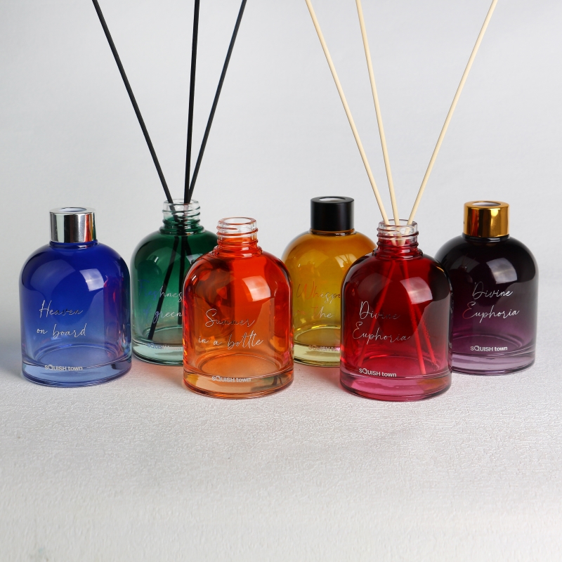 ensemble de bouteilles de diffuseur d'arômes multicolores teintées
